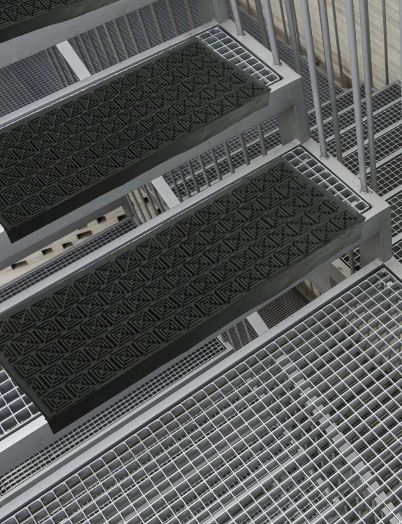 efloor_nakladka_gumowa_na_schody_zestaw_2szt_czarny_73x24cm