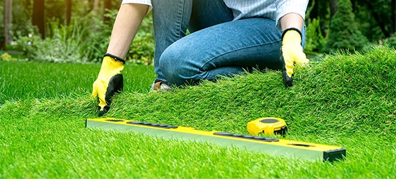 Sztuczna trawa pielęgnacja i montaż